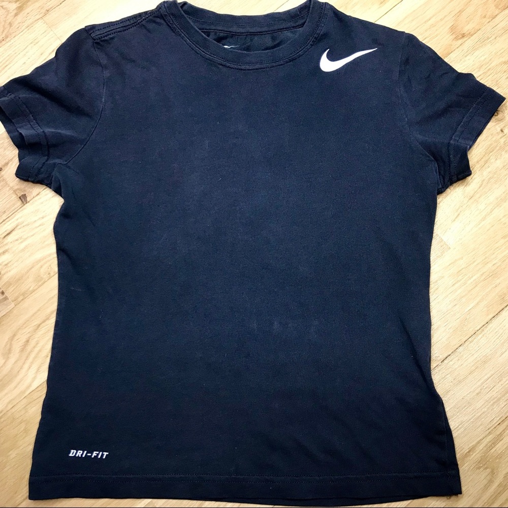Black nike tee